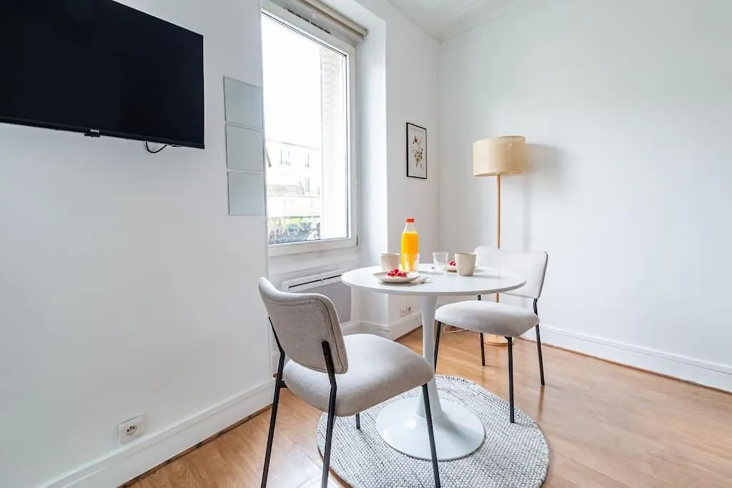 Studio Proche Boulevard Voltaire-1